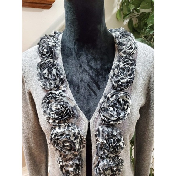 Red Women's Solid Gray Viscose Long Sleeve Ruffle Casual Cardigan Sweater Medium - Picture 3 of 12